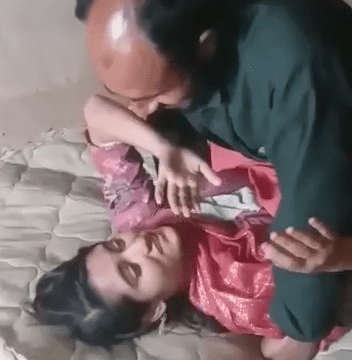 Pakistani Baap ne Beti ko Wife ke samne choda