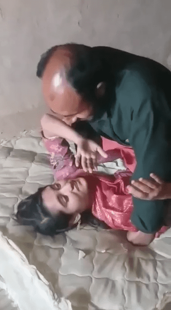 Pakistani Baap ne Beti ko Wife ke samne choda